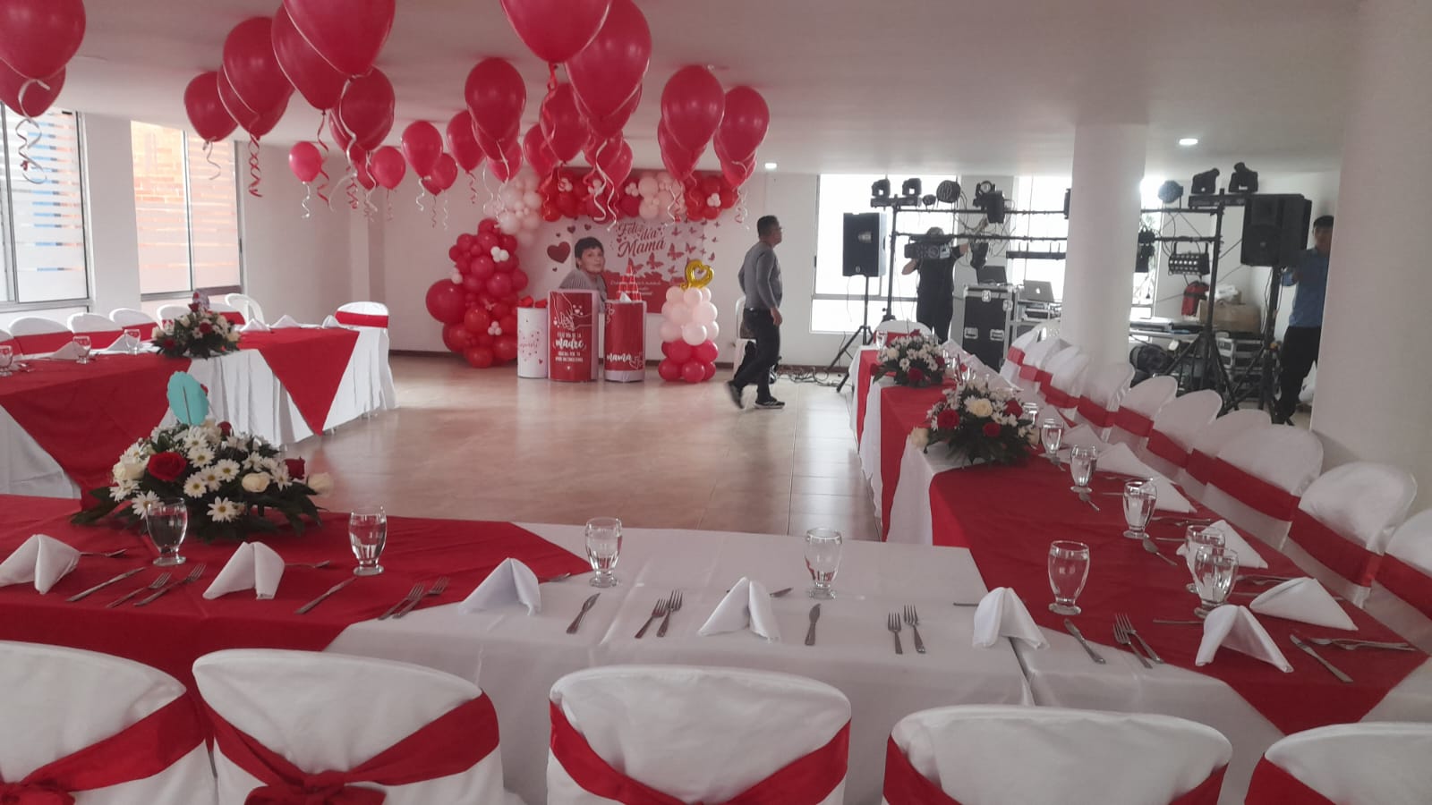 Montaje de evento y mesa decorada